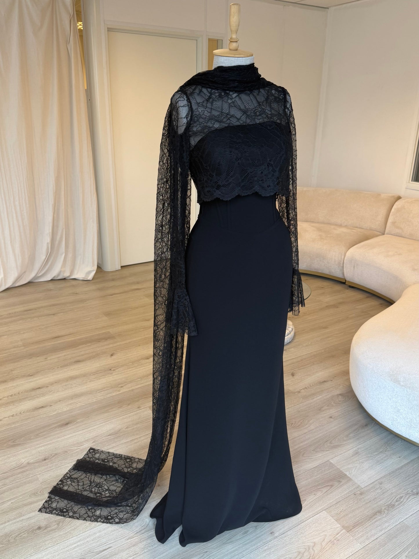 The Amera dress black